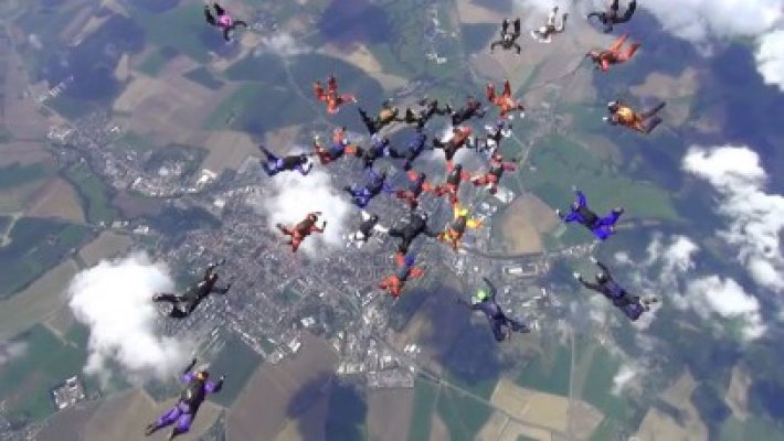 Figura diamant: 100 de paraşutişti, printre care şi o româncă, spectacol la înălţime
